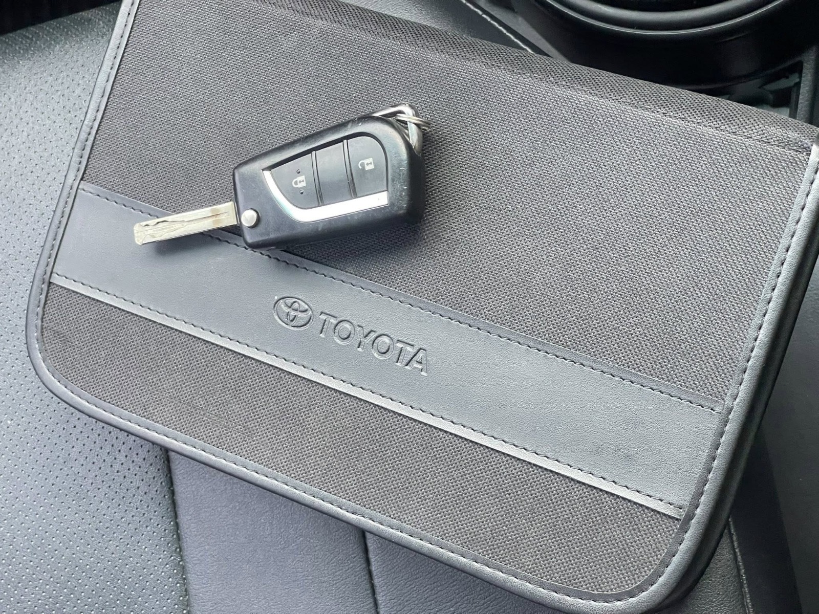 Car image 12